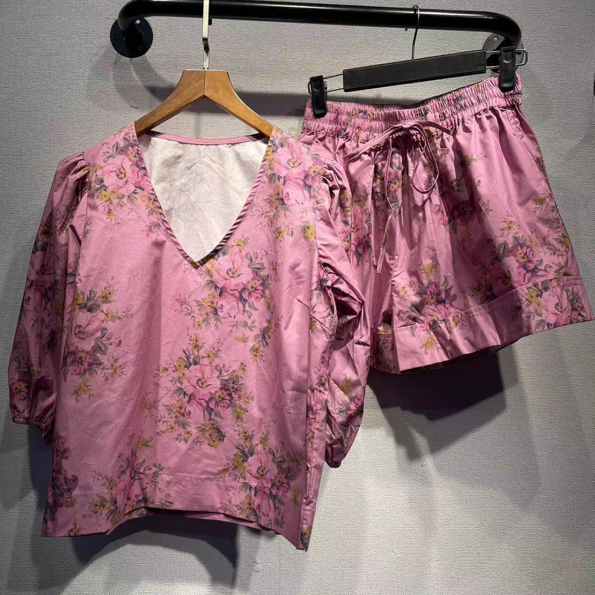 森系服装穿搭女复古印花V领泡泡袖上衣松紧腰休闲短裤套装31448