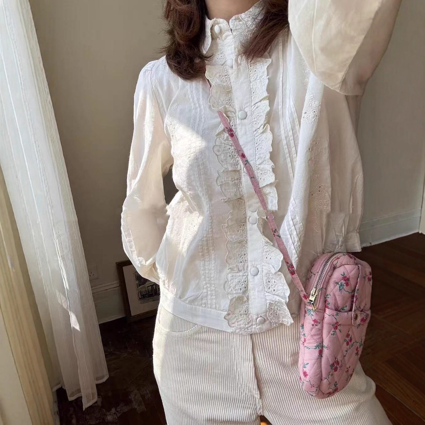 法式小众25年秋冬新款甜美木耳边碎花刺绣娃娃领泡泡袖衬衫上衣