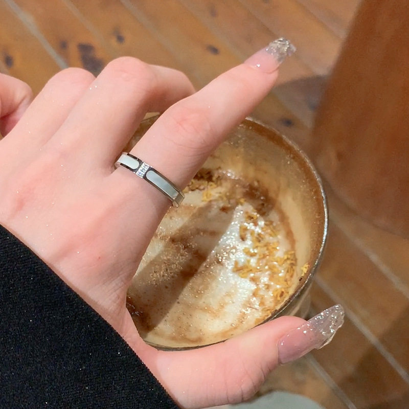 仿白贝母钛钢戒指女小众设计素圈戒指女轻奢情侣对戒尾戒钛钢指环