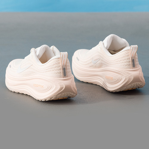 耐克官方正品迈柔运动训练鞋新款NIKE VOMERO PLUS跑步鞋女HV8154