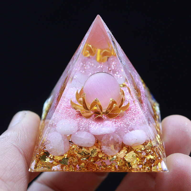 旺桃花姻缘粉水晶碎石金字塔摆件滴胶树脂摆件家居手工艺品