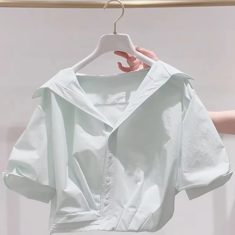 薄荷绿翻领泡泡袖衬衫
