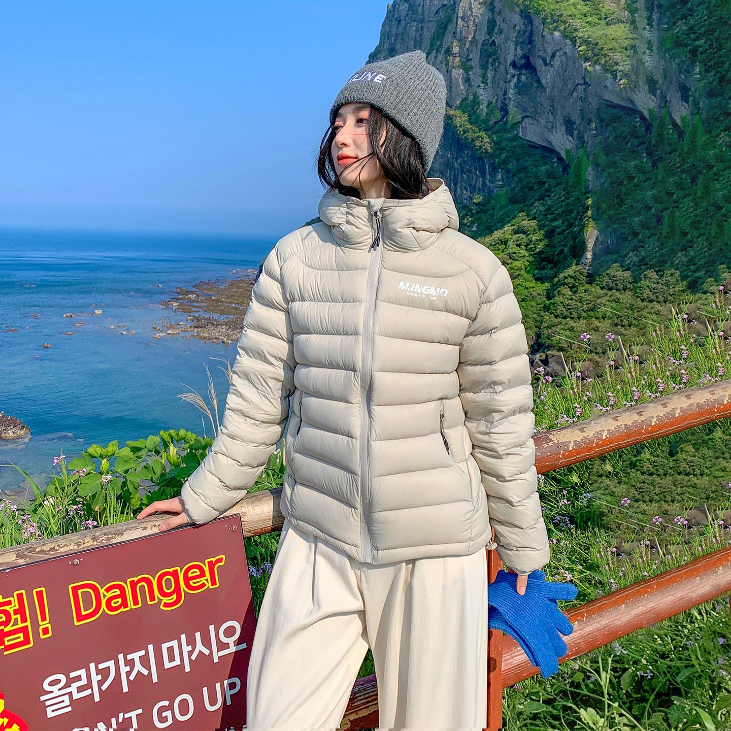 MM明摩女装短款羽绒服女款冬季2025新款排骨轻薄连帽90白鸭绒外套