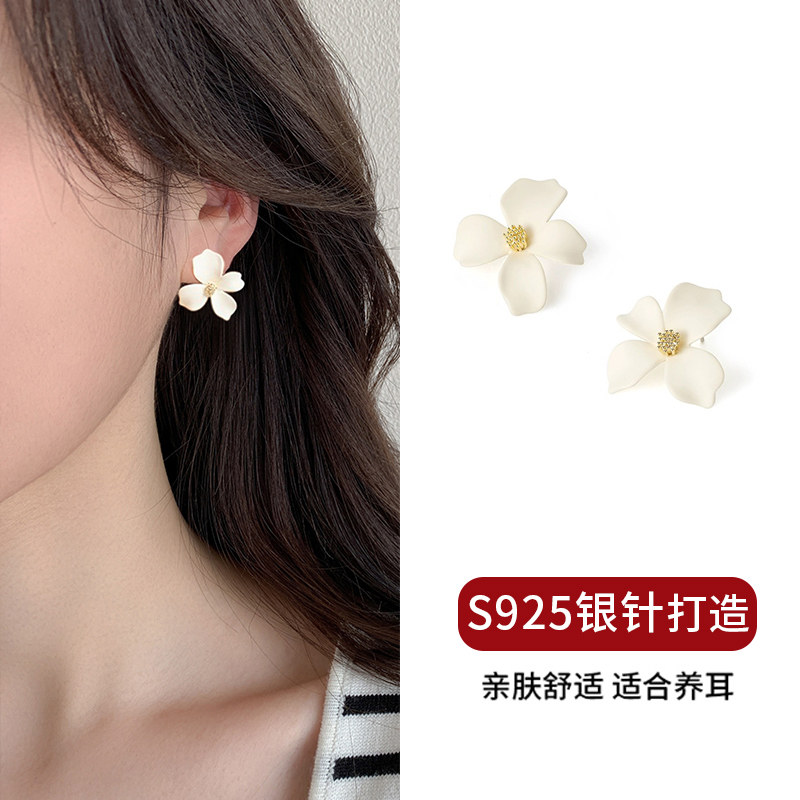925银针气质夏季花朵耳钉女2026年新款爆款简约仙气百搭耳环耳饰