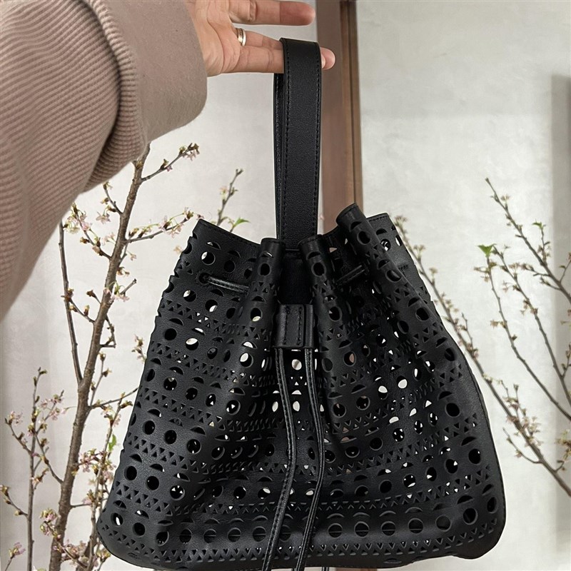 镂空雕花头层牛皮菜篮子包包抽绳束口真皮水桶包单肩斜挎包手提包