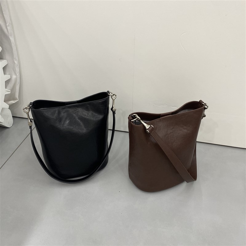 植鞣牛皮子母水桶包2024新款秋软女包真皮单肩斜挎包腋下包68863