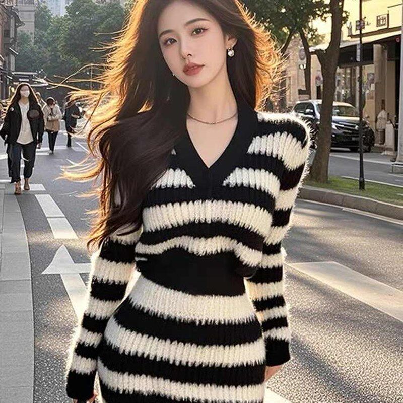 辣妹黑白撞色条纹长袖连衣裙女秋冬新款气质修身显瘦毛衣包臀短裙