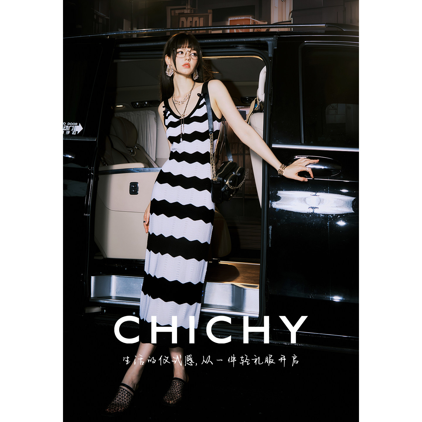 【妞妞专享】CHICHY法式黑白设计感条纹吊带连衣裙CT8A006253