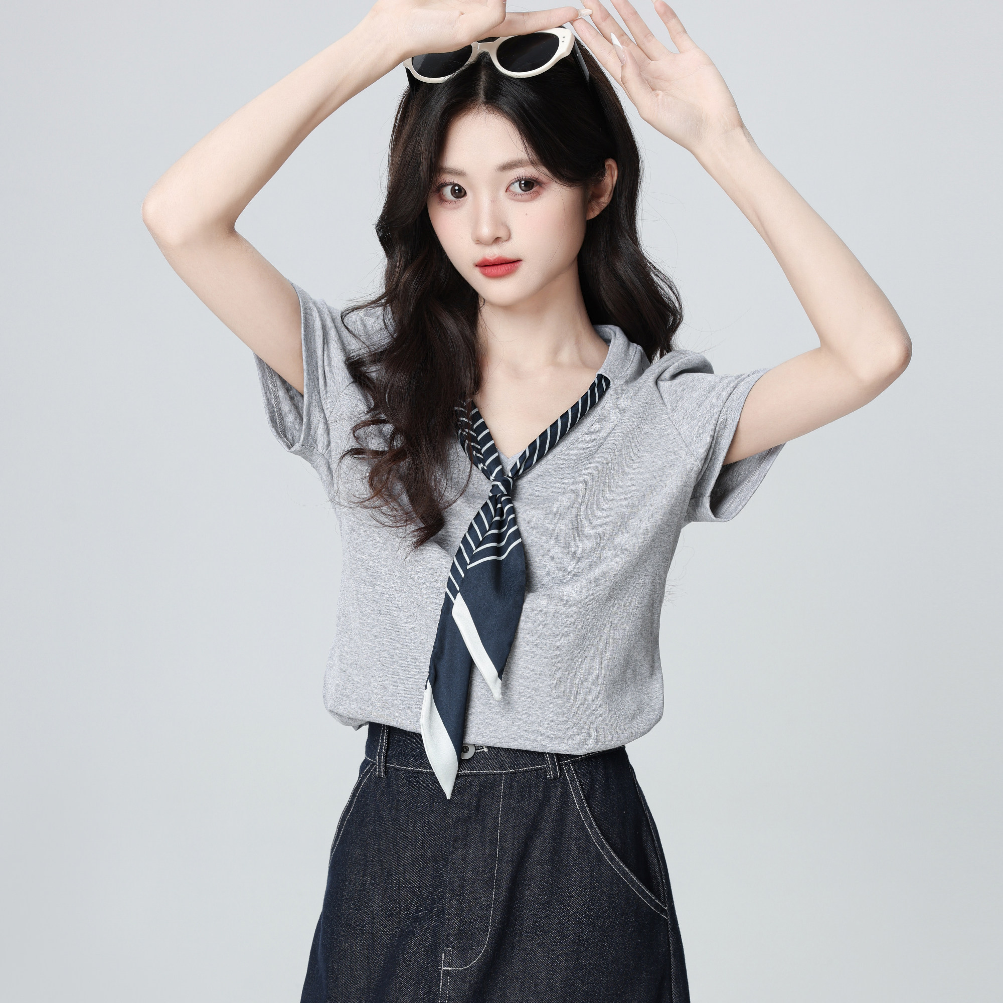 灰色V领短袖T恤女2025夏新款丝巾领带别致设计感宽松正肩T恤上衣