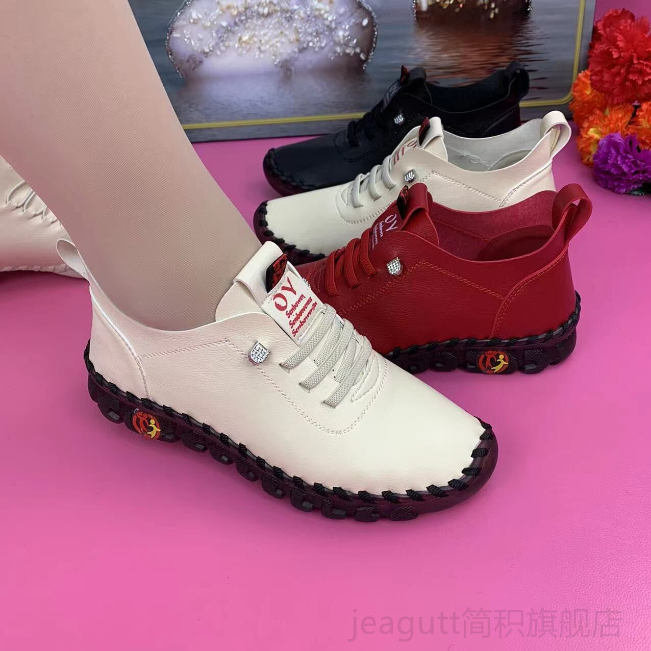新款春秋鞋妈妈鞋女广场舞低跟休闲真皮软底中老年交绑带舞蹈鞋