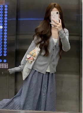 韩系通勤风秋季爆款灰色长袖针织衫上衣搭配格纹高腰半身裙女套装