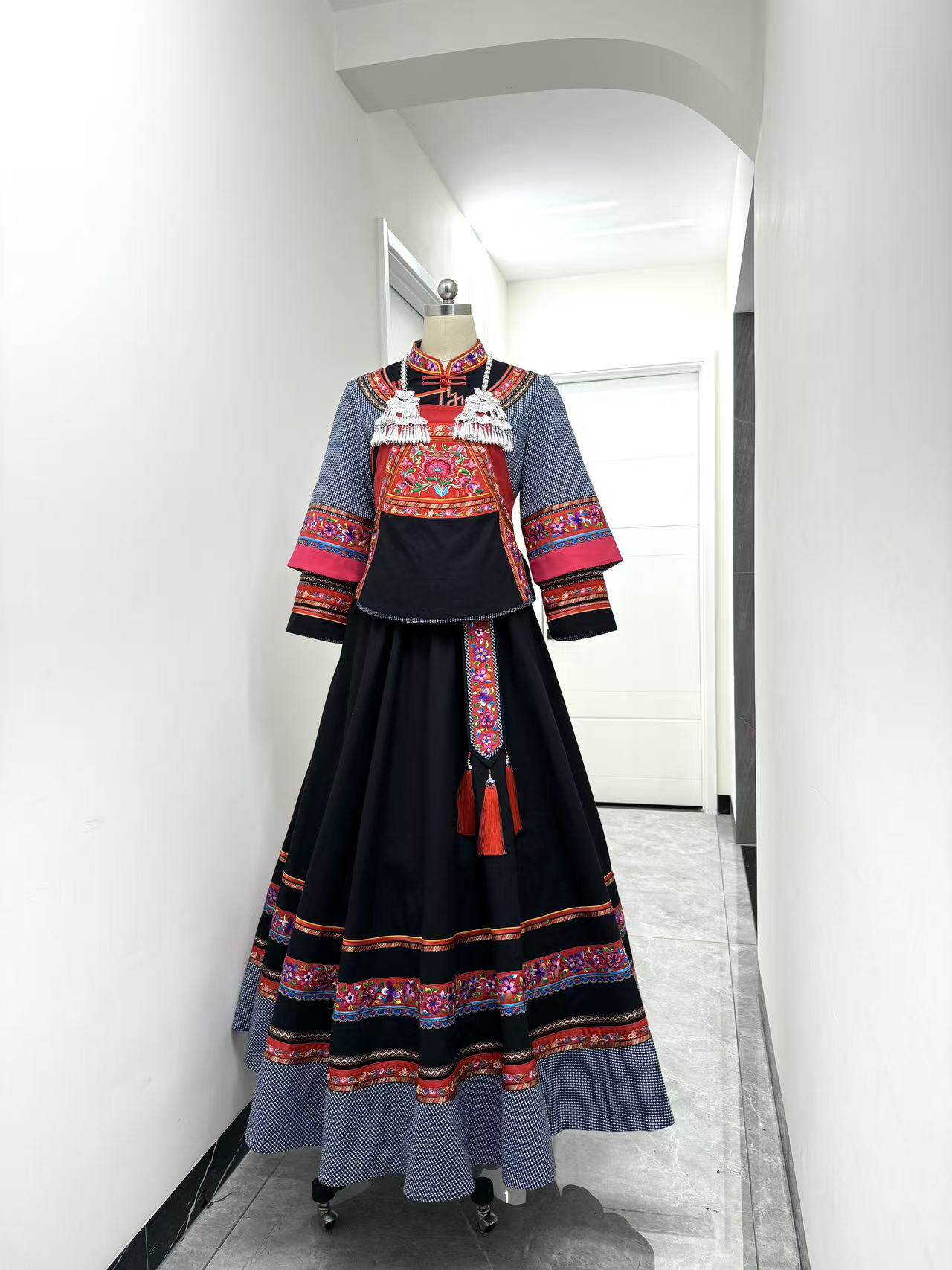 新款新娘装三月三民族服装演出服广西壮族苗族彝族哈尼族女表演服