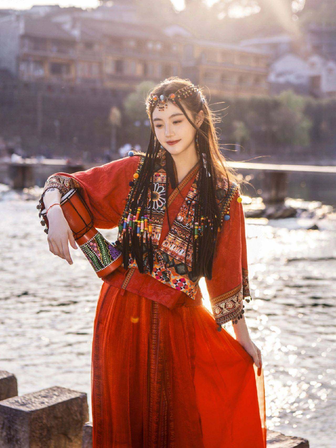 哈尼民族服装女苗疆少女服装大漠异域汉服西域公主服饰旅游拍照