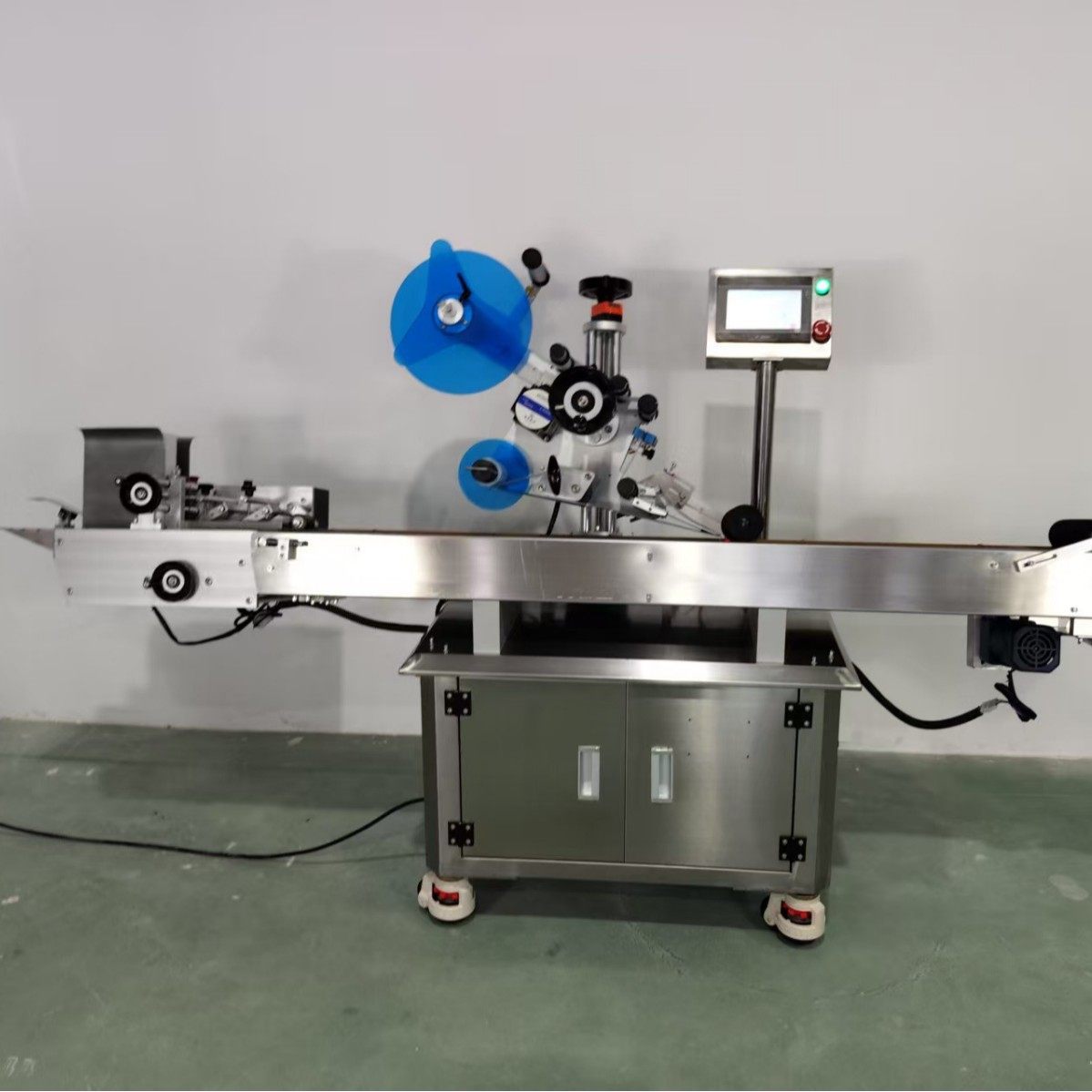 全自动平面贴标打印二维码一体机灯具贴商标机械贴标机智能全自动