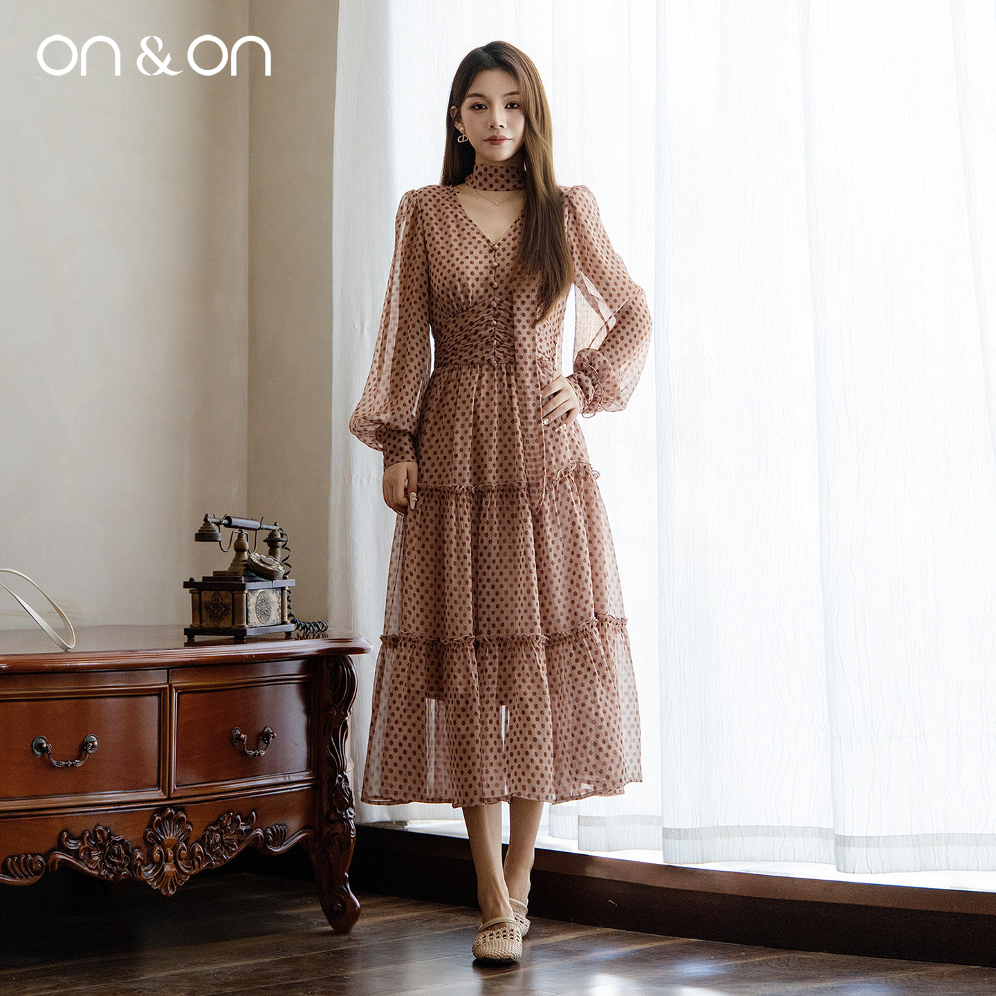 ON＆ON/安乃安2026秋冬新款法式V领时尚复古经典波点气质连衣裙女