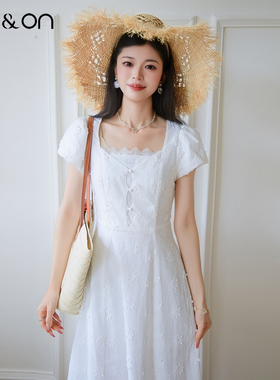 ON＆ON/安乃安2026春夏新款法式方领甜美气质收腰白色廓系连衣裙
