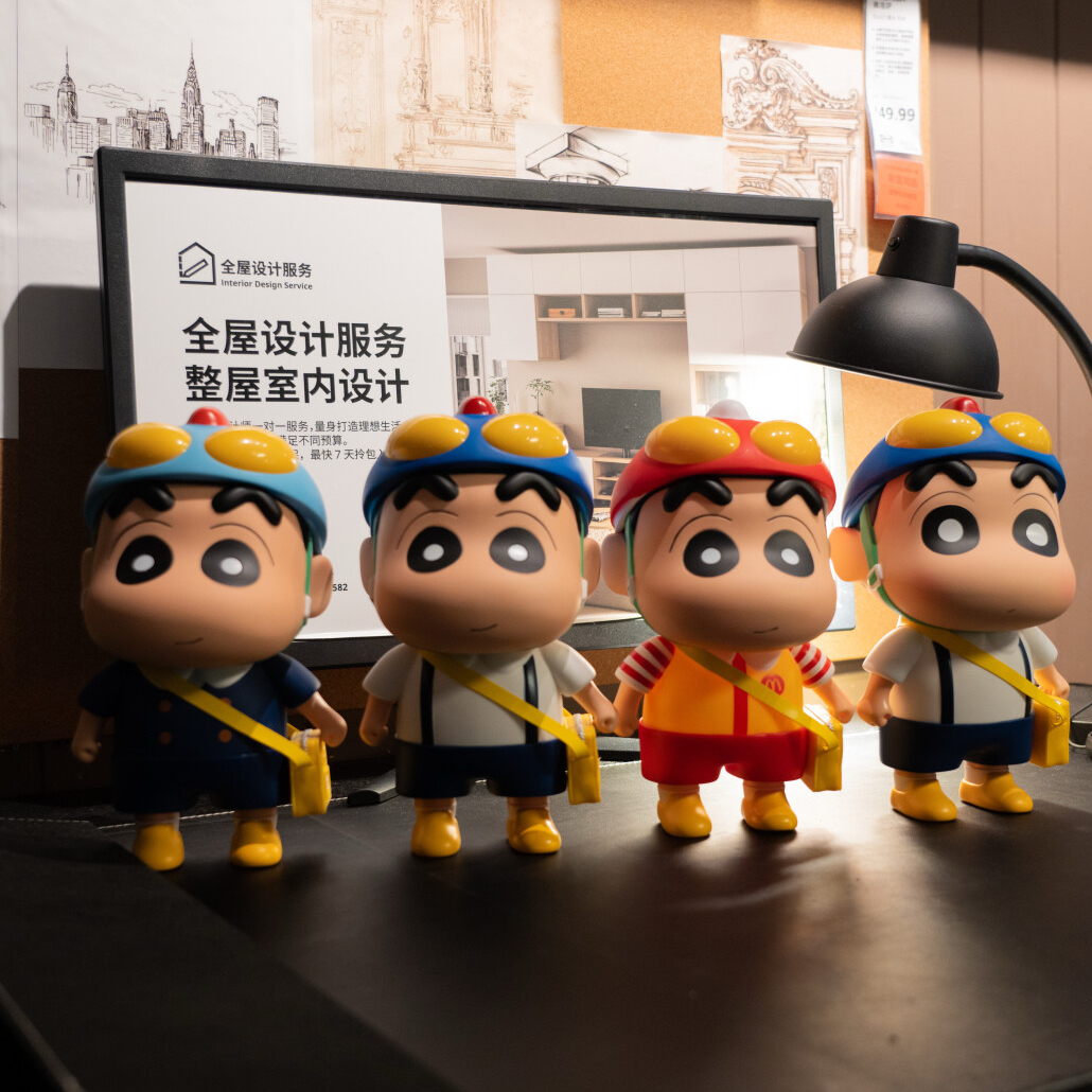 25cm发光校服蜡笔小新手办摆件公仔玩偶模型摆件送礼物男女朋友