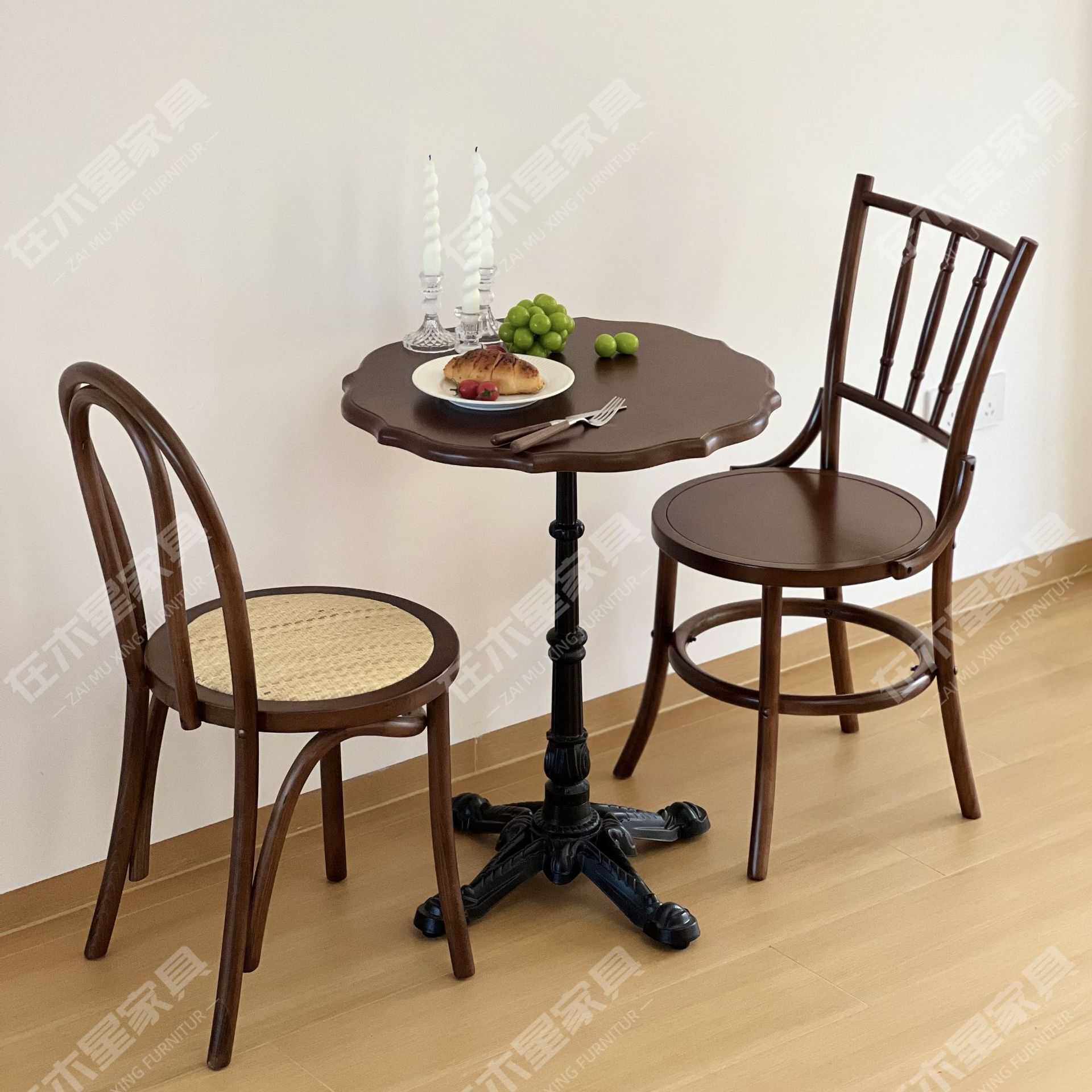 新款直销实木咖啡厅桌椅组合美式复古西餐厅甜品烘焙奶茶店铁艺圆