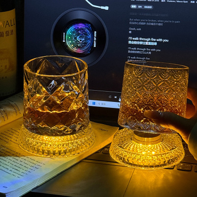 Send luminous coasters, luminous rotating whiskey glasses, high appearance, non toppling spirits, decompression rotatin
