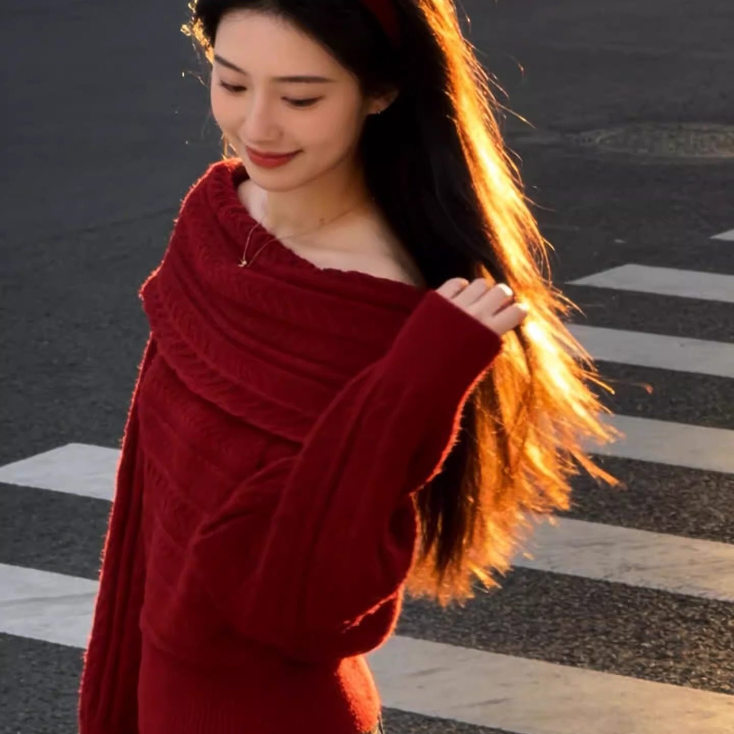 圣诞新年穿搭酒红色一字肩毛衣针织衫女秋冬慵懒风高级感露肩上衣