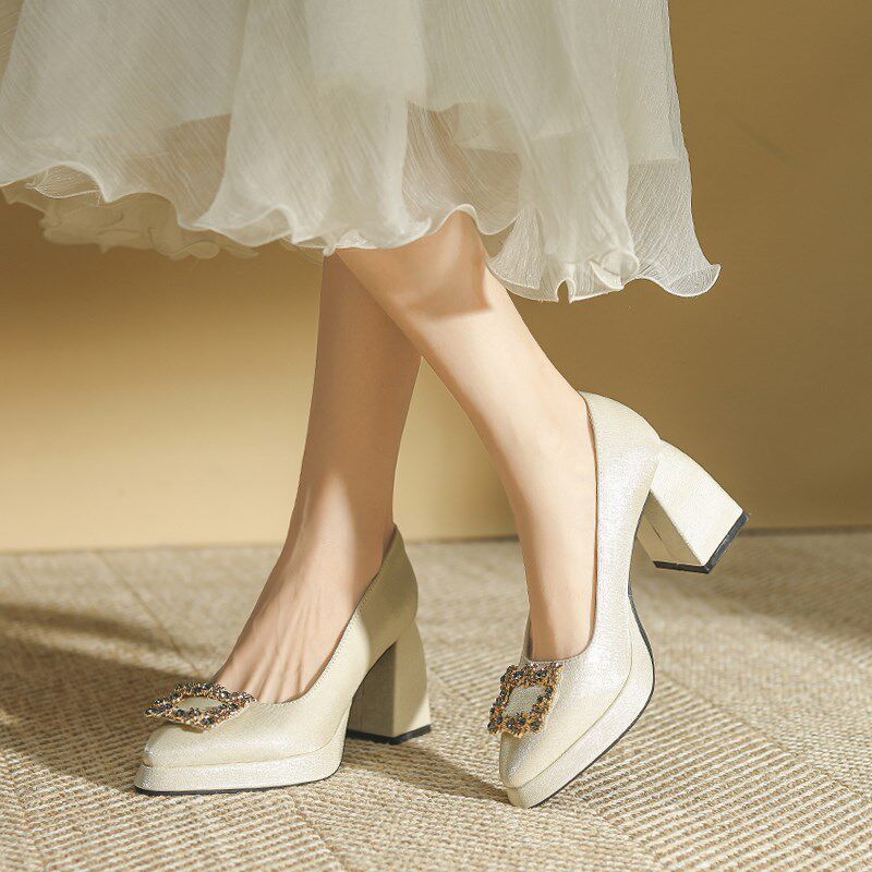 法式白色尖头高跟鞋女粗跟晚晚风温柔鞋2024春季新款水钻方扣单鞋