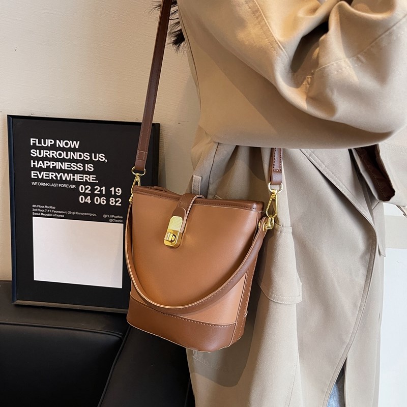 高级感爆款包包女士2024新款潮时尚单肩手提包百搭质感斜挎水桶包