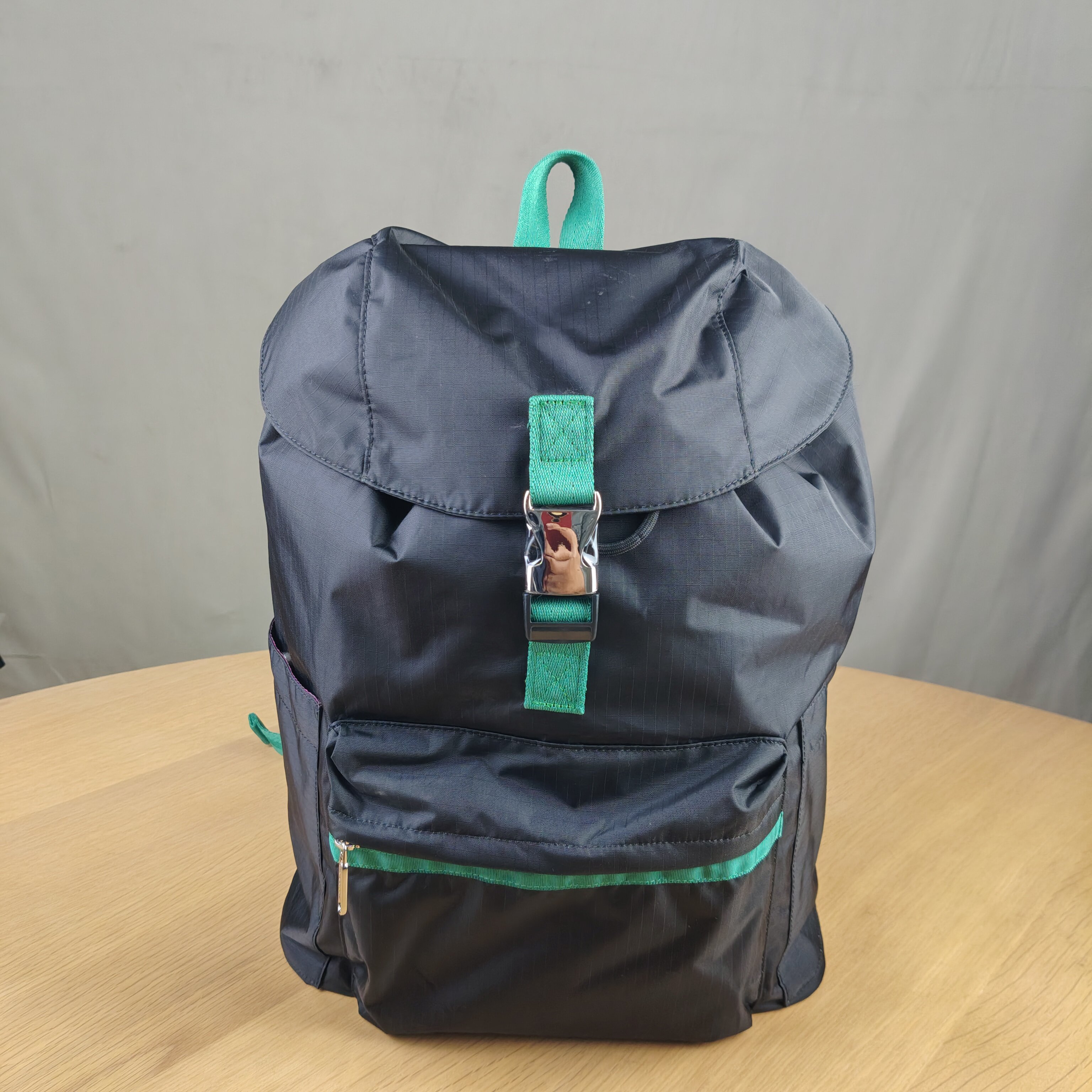 轻便尼龙抽绳双肩包 撞色翻盖休闲背包 学生通勤大容量书包旅行包