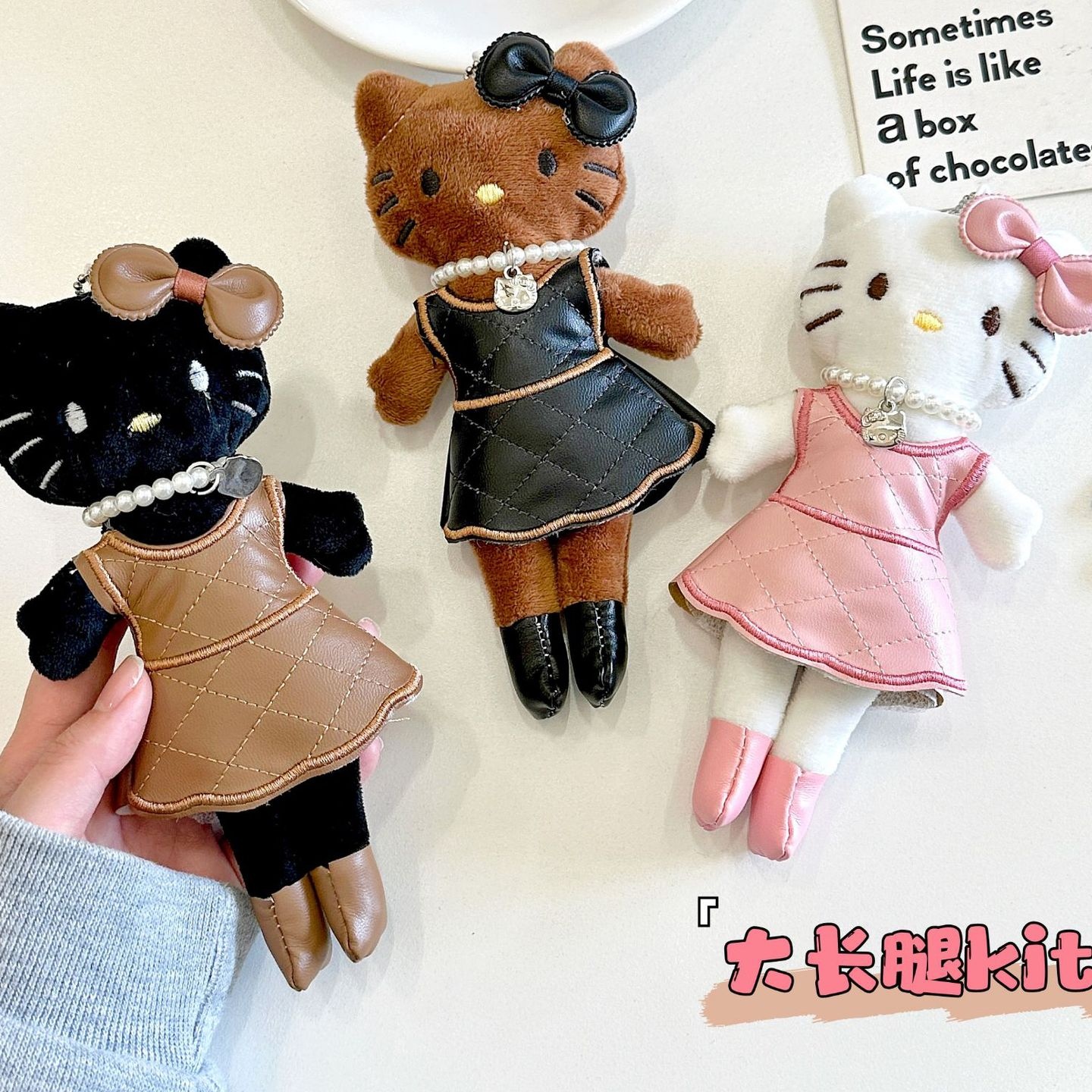 卡通黑皮长腿珍珠项链hellokitty包包挂件毛绒公仔少女玩偶挂饰