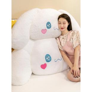 可爱的白色枕头，女孩睡在床上，腿折叠在一边，卧室男孩的大枕头