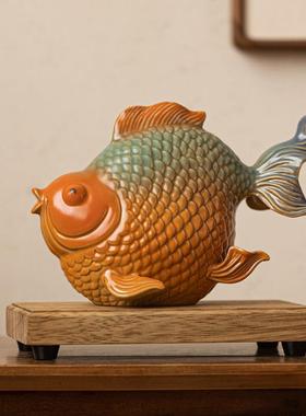 陶瓷鱼摆件一对招财家居客厅酒柜电视柜装饰品办公室桌面亲吻鲤鱼