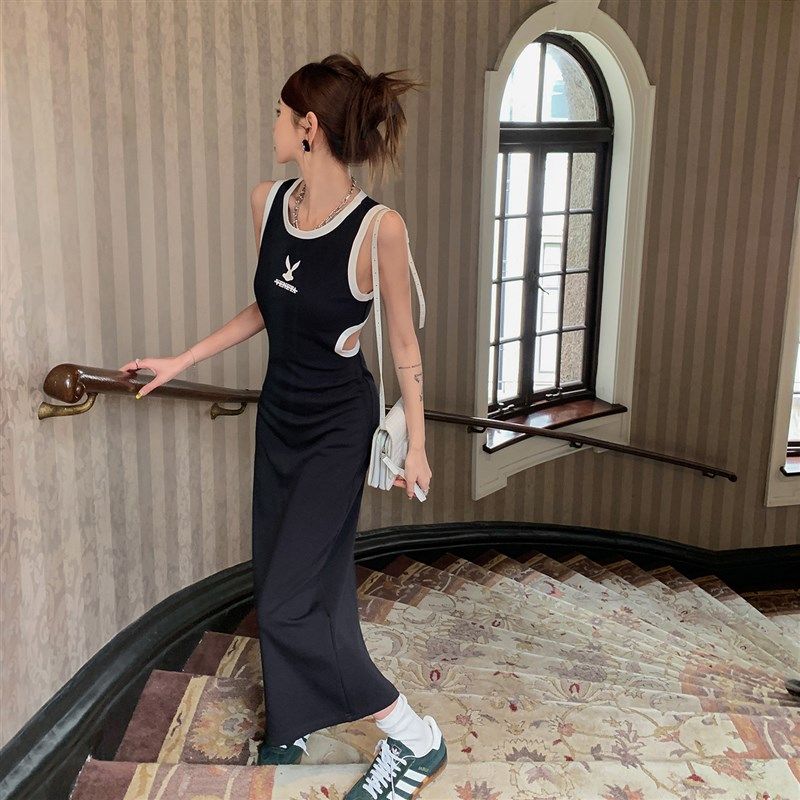 黑色显瘦显曲线吊带连衣裙2024新款女夏休闲露腰设计感背心长裙子