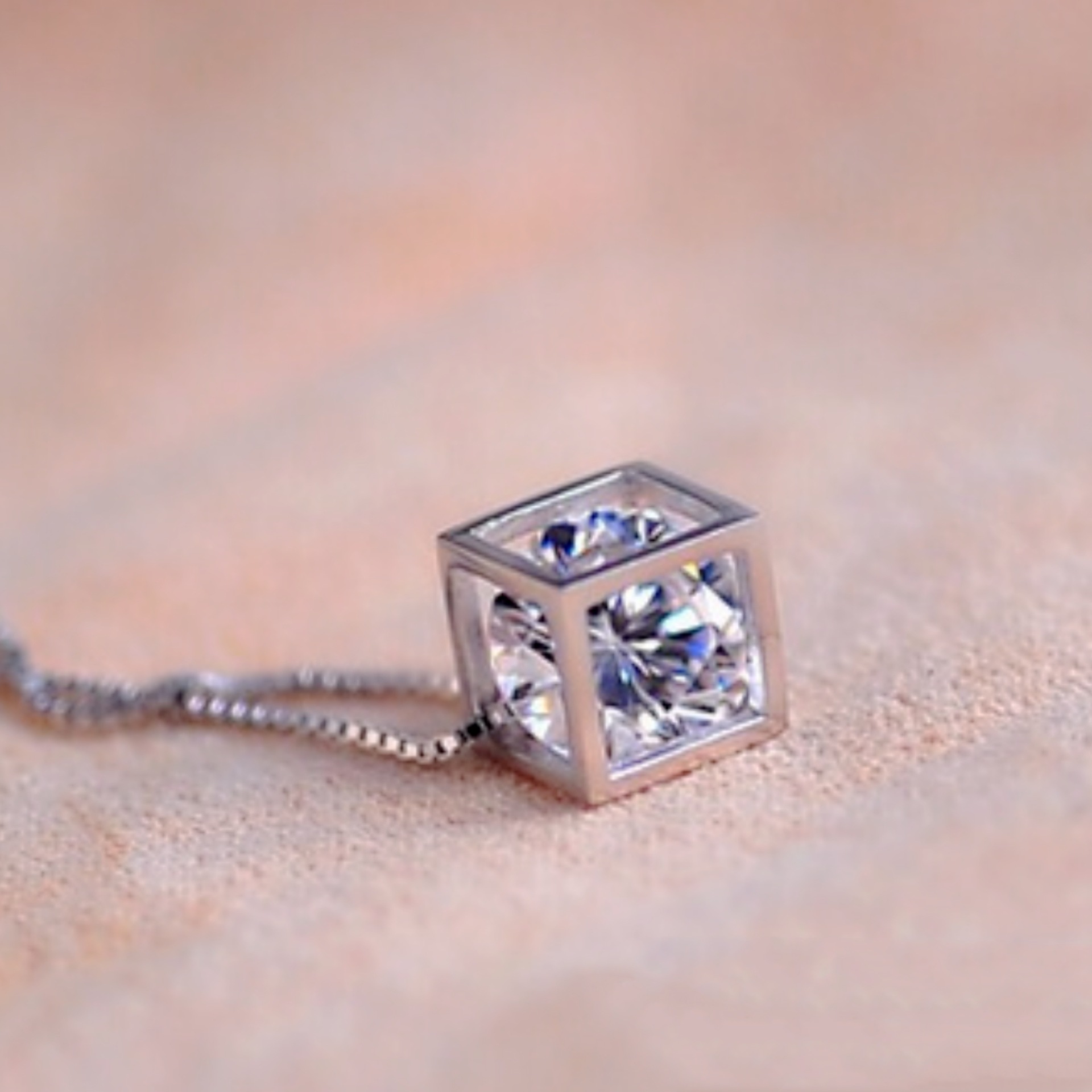 钻石之乡河南柘城河南人工钻石热卖镀白金爱情魔方吊坠 方形爱情