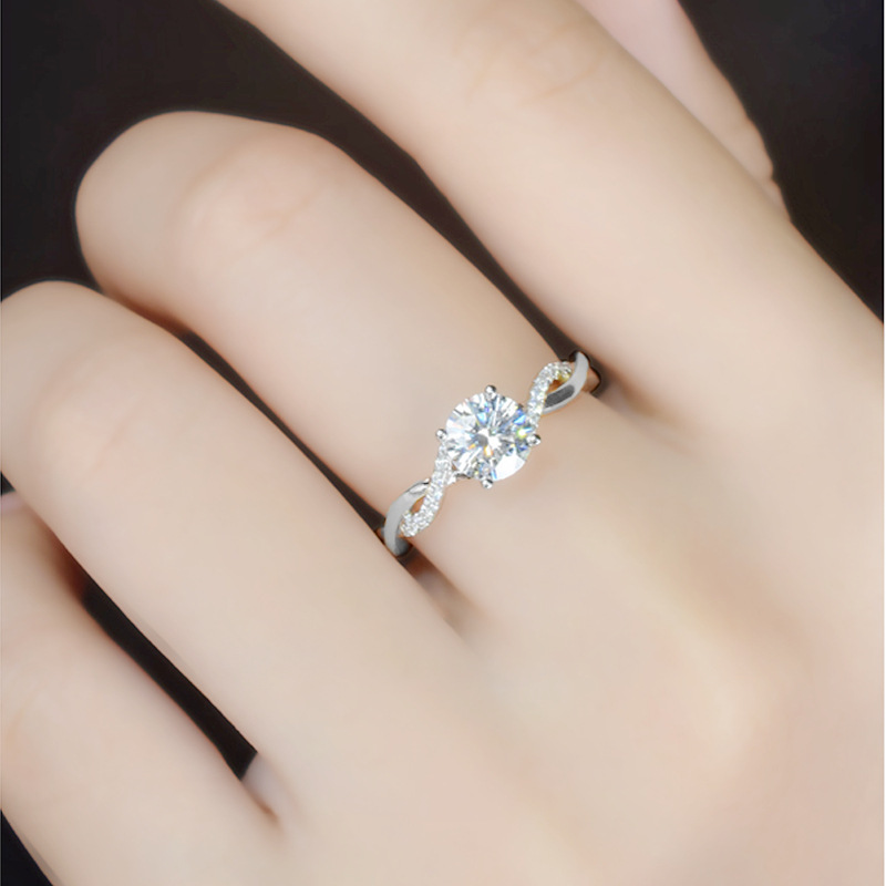 钻石之乡河南柘城河南人工钻石镀双色仿莫桑石戒指 两克拉钻戒18K