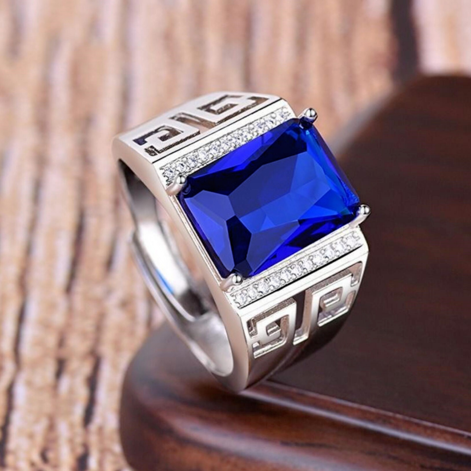 钻石之乡河南柘城河南人工钻石金嘉华 蓝锆石方钻霸气回纹开口戒