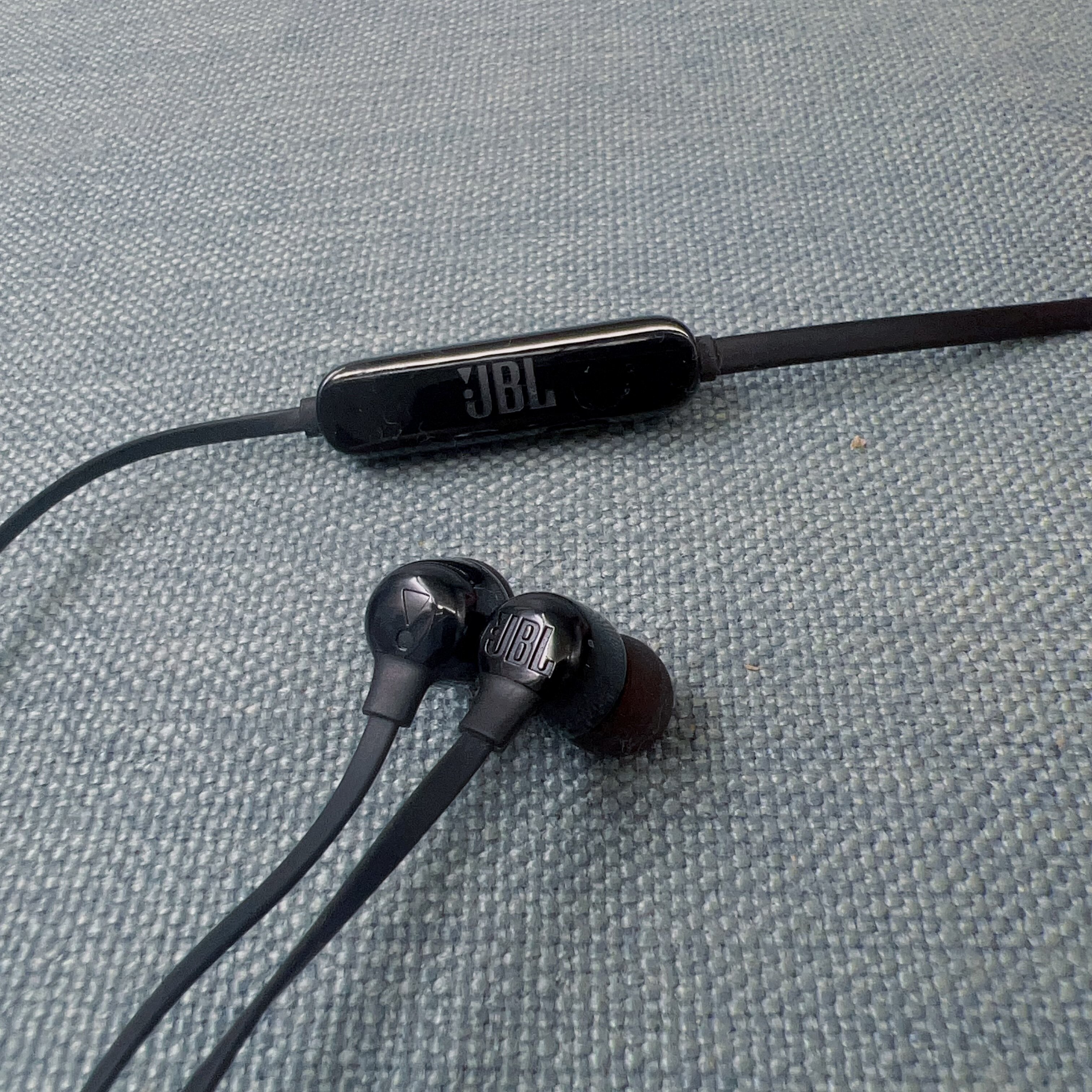 JBL T115BT蓝牙耳机无线 磁吸入耳式低音运动便携挂脖 带麦重低音怎么样,好用不?