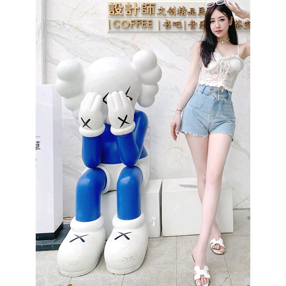 芝麻街公仔kaws卡瓦斯网红直播打卡奶茶理发商场门口装饰潮玩雕塑