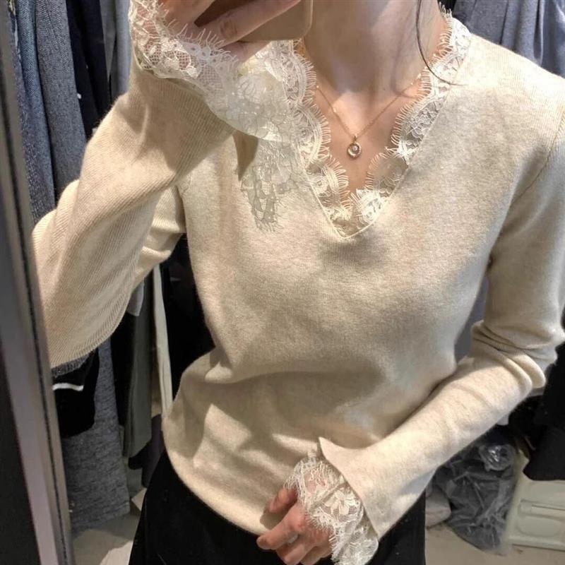 大码V领长袖蕾丝打底衫女秋冬穿搭设计感内搭打底修身喇叭袖上衣