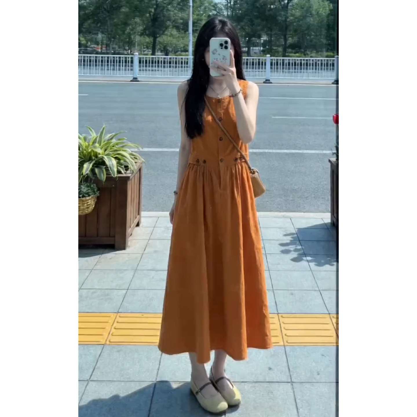 法式橘色无袖吊带背心连衣裙子女夏季2026新款小个子收腰显瘦长裙