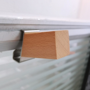 木质屏风槽缝衣帽挂钩,办公桌卡槽背包原木钩,制服工作帽挂衣架