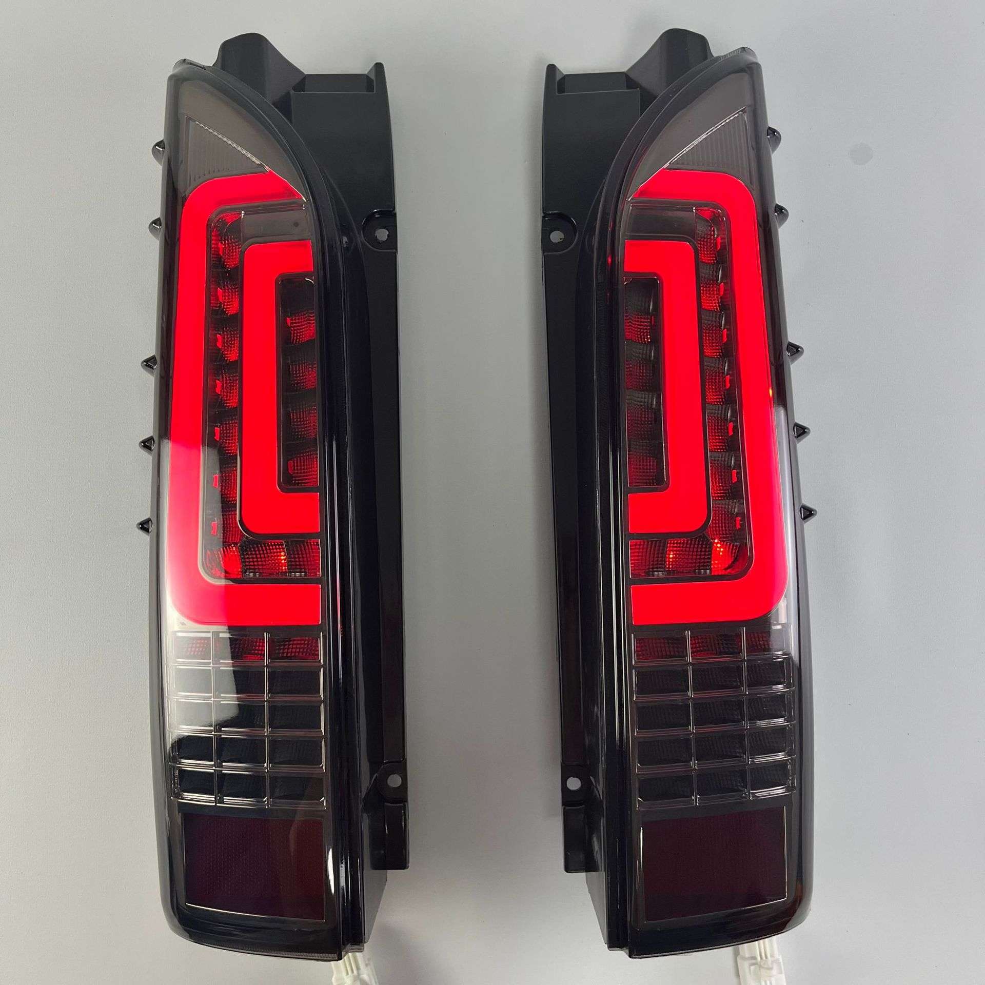 适用于05-18年丰田海狮 HIACE 200系 LED尾灯 刹车灯 转向灯改装