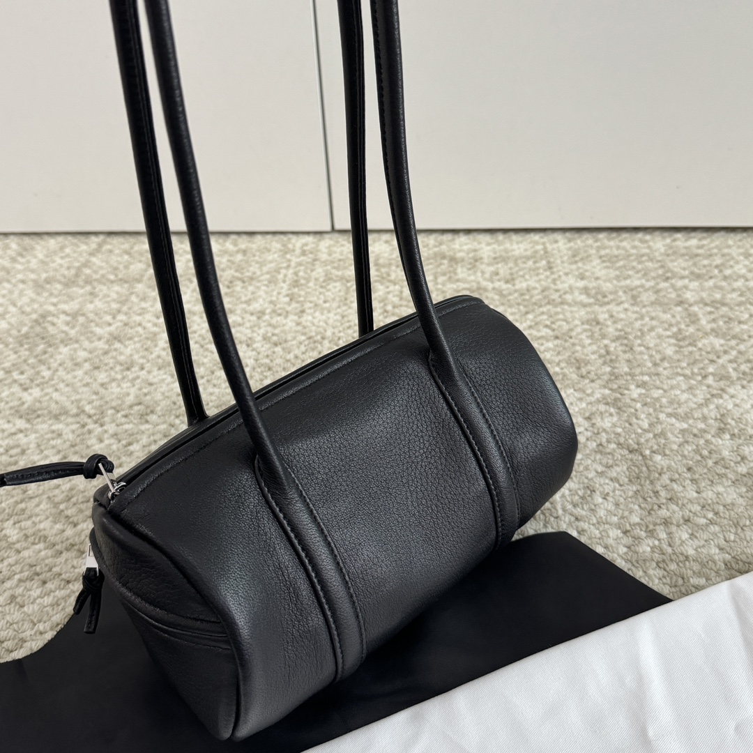 东莞工厂小众极简长手挽波士顿鹿皮aet风长手柄圆筒包a腋下枕头包