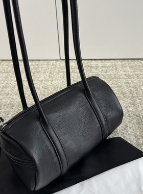 东莞工厂小众极简长手挽波士顿鹿皮aet风长手柄圆筒包a腋下枕头包