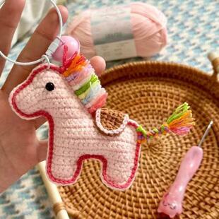 手工钩织马上有钱本命年小马毛线钥匙扣包包挂饰精美礼物材料包