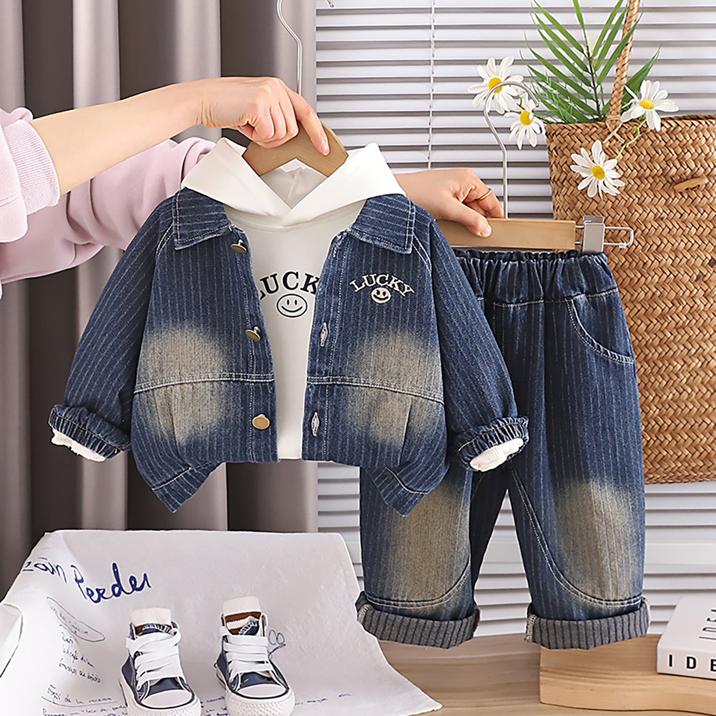 2026新款男童春秋牛仔3件套装休闲翻领外套宝宝酷帅洋气连帽卫衣
