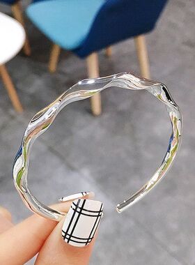 莫比乌斯扭纹手镯女纽线波浪亮面素圈新款高级感手镯
