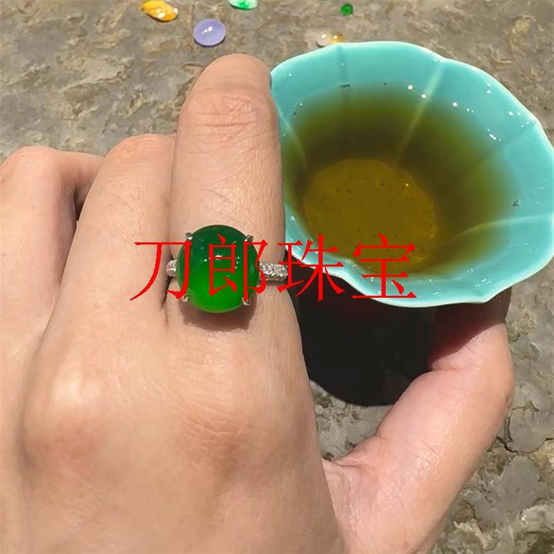 翡翠色辣绿色蛋面戒指镶嵌细腻满阳绿圆面活口可调节贵气女款玉戒