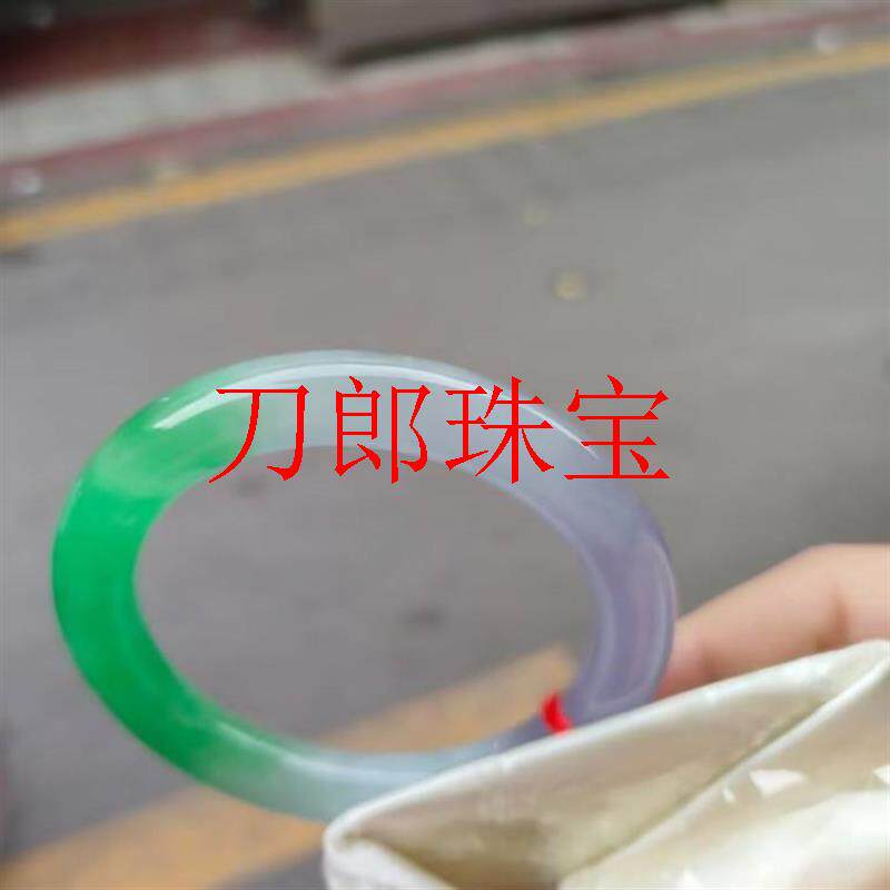 白底飘花紫罗兰阳绿翡翠色玉手镯