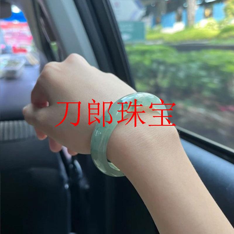 缅甸精品翡翠色手镯白底飘花精选玻璃种正圈贵妃圆条满绿玉手镯