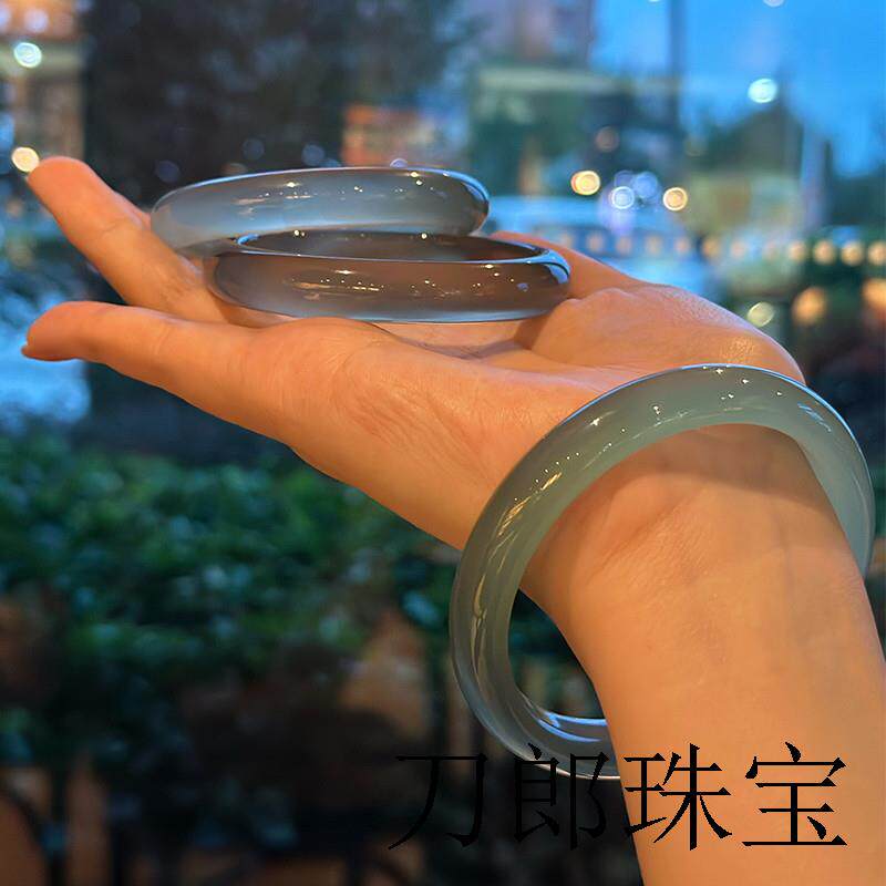 纯天然库里蓝高端玛瑙正圈冰透青蓝浅蓝浅灰玉髓手镯子女神轻奢款