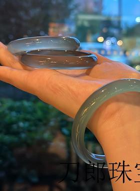 纯天然库里蓝高端玛瑙正圈冰透青蓝浅蓝浅灰玉髓手镯子女神轻奢款